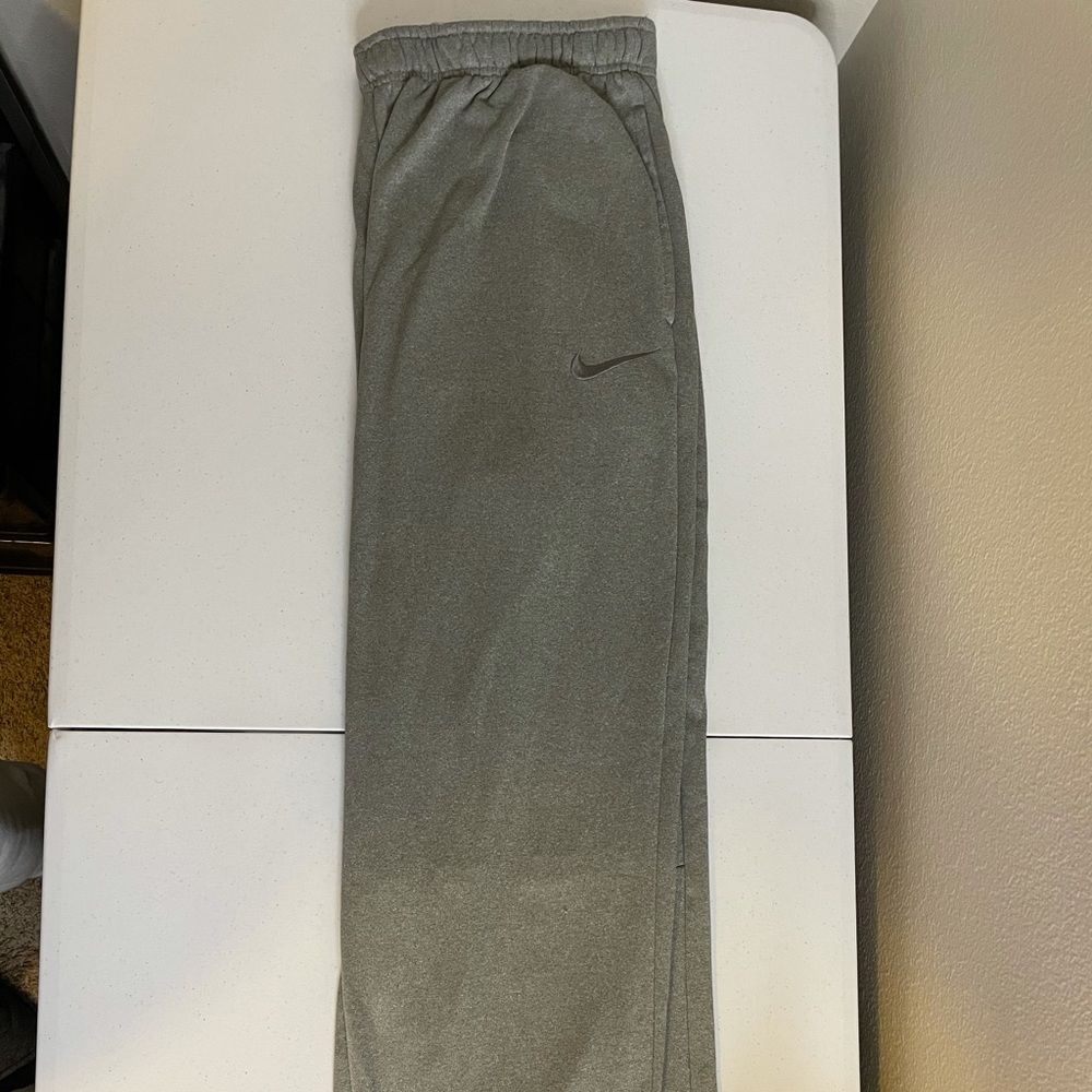 Men’s XL Nike Thermal Sweatpants Gray